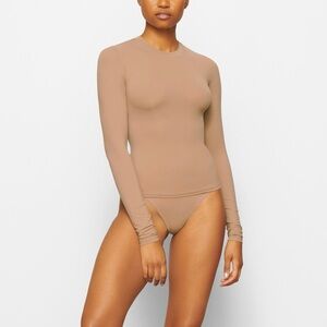 SKIMS FITS EVERYBODY LONG SLEEVE T-SHIRT SIENNA SMALL